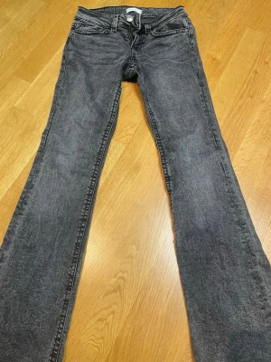 Svarta bootcut jeans från Gina tricot - Säljer ett par svarta bootcut jeans från Perfect Jeans i storlek 36. Jeansen har klassisk femficksdesign, snygga bakfickor med lock och knapp samt en tvättad look. Materialet är jeans och passformen är normal med utsvängda ben. De är väldigt lågmidjade. Pris kan diskuteras.
