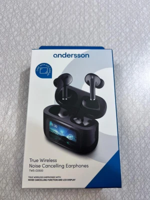 Andersson True Wireless Noise Cancelling Earphones TWS-D2500 - Helt nya Oöppnade Airpods av ANDERSSON. Smarta airpods med skärm. TRUE WIRELESS. Finns 6 st i lager. Köpt för 499kr på NetOnNet