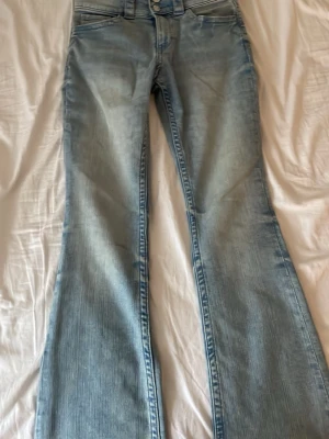 Bootcut ljusblå jeans från H&M - Bootcut jeans från H&M i ljusblå tvätt med låg midja. Dom är nästan helt oanvända. Pris kan diskuteras.