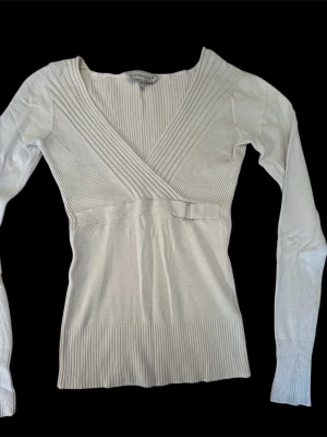 omlotttröja - Ribbstickad omlotttröja med korsad front och långa ärmar