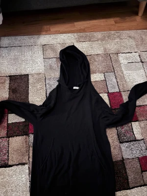 Stickad hoddie från Filippa K - En svart stickad hoddie från Filippa K. Den är i storlek Xs