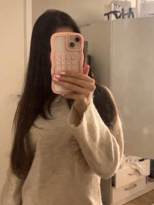 Beige stickad tröja Gina Tricot - Mysig beige stickad tröja från Gina Tricot med rund hals och långa ärmar. Tröjan har en relaxed fit och ribbade muddar vid ärmslut och nederkant. Perfekt för lager på lager under kyliga dagar.