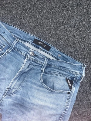 Replay anbass - Säljer ett par ljusblå replay anbass hyperflex med snygga slitningar på ena knät. Storlek 31W midjan och 32L längd. Skriv vid frågor eller funderingar!