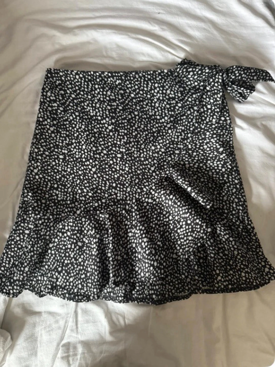 Svartvit prickig omlottkjol