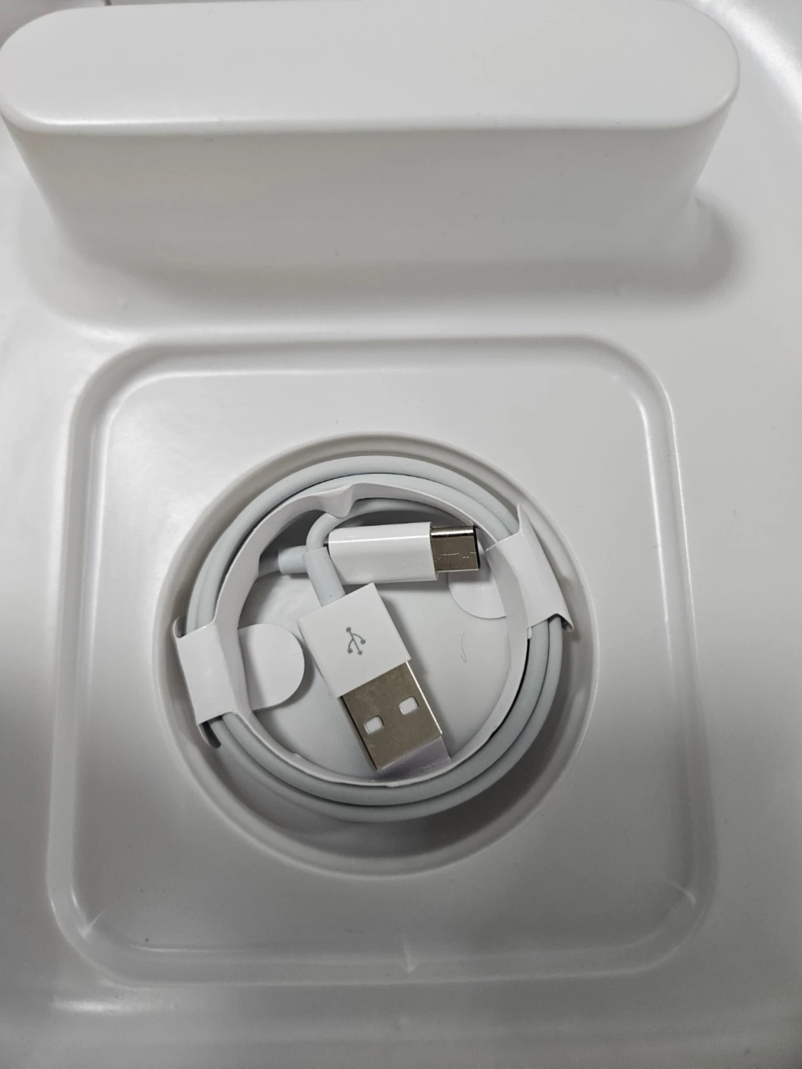 Ett par vita hörlurar  - 4