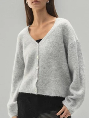 Ljusgrå kofta med v-ringning - Mysig ljusgrå kofta med v-ringad hals och knappar framtill. Tröjan har en loose passform och är stickad i ett mjukt material som känns fluffigt. Perfekt för lager på lager och ger en avslappnad men ändå stilren look.
