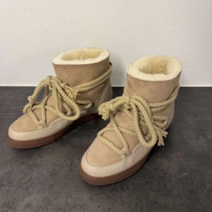 UGGs skor - Skor från UGGs | Storlek: 37 | Färg: beige | Endast skor ingår vid köp | Skriv vid frågor |
