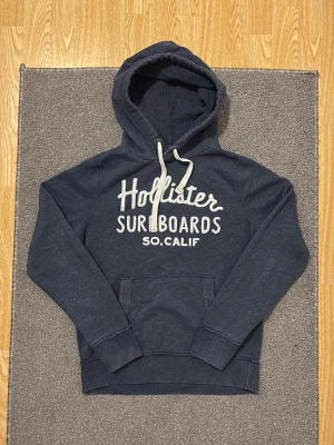 Vintage Hollister Hoodie - Vintage och sällsynt Mörkblå Hoodie från Hollister  | Storlek M |Går ner i pris vid snabbt köp! | Är 175, väger 68kg men denna är lite stor på mig, (passar dig 180-185) | Längd ≈67cm, Bredd armhåla - armhåla ≈55cm |Hör av vid ytterligare frågor!!!