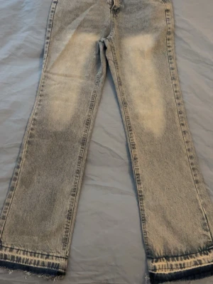 Ljus blåa flared jeans - Helt nya flared jeans. Aldrig använda eller tvättade. Tillkommer i originalförpackning. Storlek S ~ 28W,32L