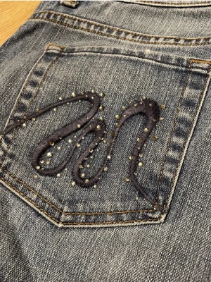 Bootcut lowwaist jeans  - snygga jeans me fina bakfickor. 