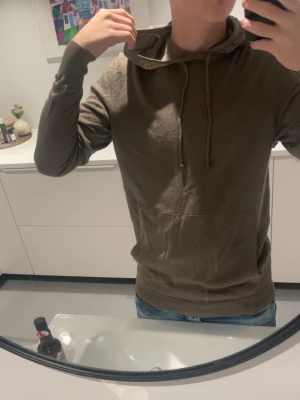 J Lindeberg hoodie - En fet marino ull hoodie från j Lindeberg som är i nytt skick. Det står att den är xl barn men passar s perfekt