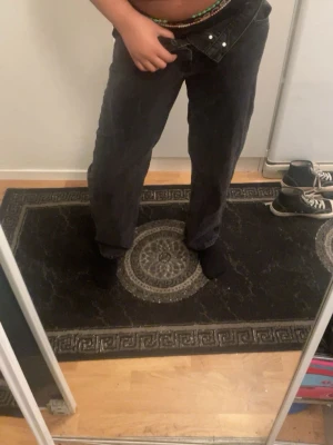 Svarta straight leg jeans  - Säljer ett par svarta straight leg jeans med klassisk rak passform . Jeansen har knappgylf och bälteshällor. Materialet är robust denim i bomull och färgen är mörk svart. Perfekta för en chill och avslappnad stil.