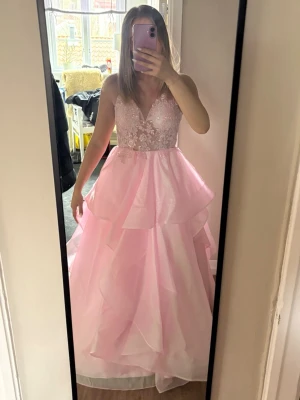 Ljusrosa långklänning med spets och snörning - Intressekoll balklänning🩷Superfin ljusrosa balklänning. Klänningen har öppen rygg med snygg snörning och tunna axelband. Perfekt till bal. Säljer hellre på vinted än här! Där heter jag : juliawinge07