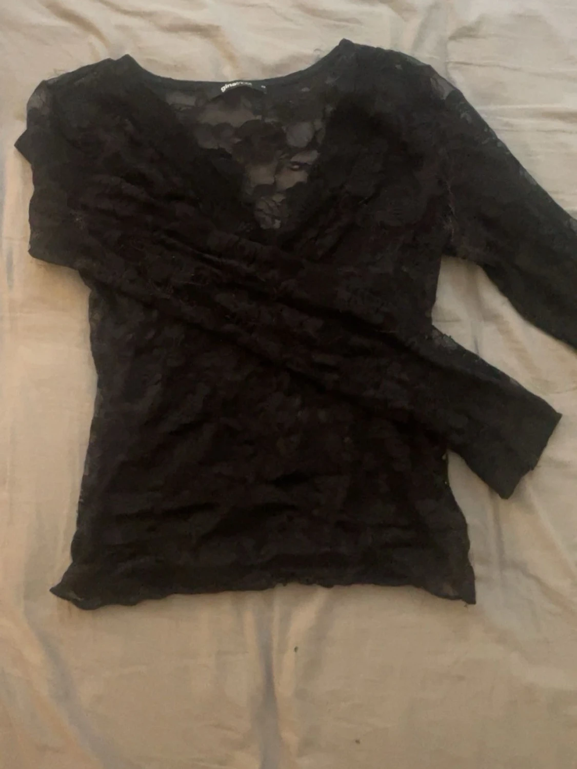 Svart spetsblus med v-ringning - 1