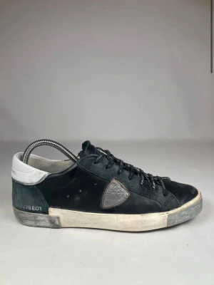 Philippe Model - Riktigt schyssta limiterade modells för en rimlig prislapp. Skicket är 8/10. Storleken är 42 men passar 41. Skosnören är textad med Philipe modell. Nypris ligger på 4000kr så passa på🤩🤩