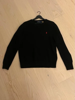 Stickad Ralph lauren tröja  - Snygg stickad ralph lauren tröja i storlek M, i väldigt bra skick och inte mycket använd. Om du har några frågor så hör av dig! 🙏🏻