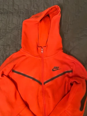 Nike tröja - Säljer denna Nike tracksuit i storlek 147-158 cm i väldigt bra skick skicka DM om ni är intresserade.
