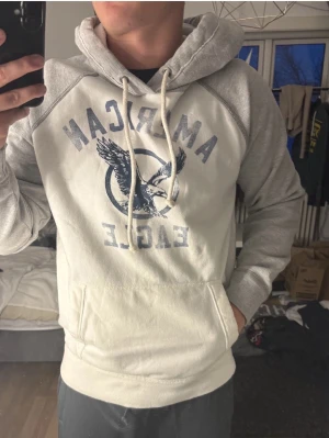 American eagle hoodie-sällsynt  - American eagle hoodie. Storlek M modellen är 185 cm men skulle säga att den passar 185-190.    Bara att höra av sig om man undrar nånting!