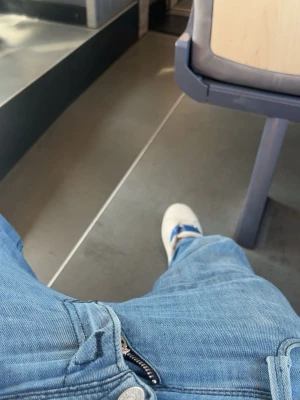 Ljusblå Replay jeans med raka ben - Säljer ett par ljusblå jeans från Replay med klassisk femficksmodell och raka ben. Jeansen har snygga kontrastsömmar på bakfickorna och Replay-lapp i läder bak i midjan. Tillverkade i mjukt denimtyg med dragkedjegylf och bälteshällor.