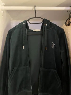 Juicy Couture mörkgrön velour set  - Juicy Couture velour byxor i mörkgrönt med tröja och dragkedja. Använt ett fåtal gånger! pris går att diskutera 🤍 Tröjan är i storlek xxs!!!! och byxorna är i xs