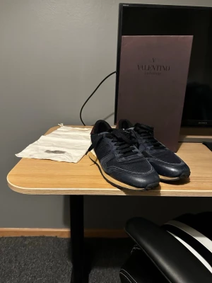 Valentino Garavani Rockrunner sneakers - Snygga Valentino Garavani Rockrunner sneakers i svart med vinröda och beige detaljer. SJÄLVKLART ÄKTA 1. Kolla sömmen✅ 2. Kolla sulan✅ 3. Kolla insidan✅BOX O DUSTBAG MEDFÖLJS‼️✅
