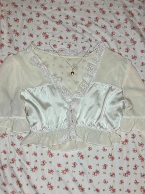 Coquette top / kofta - Vacker pyjamas-kofta/topp med spets detaljer💗Storlek S, Ivory/off-white.
