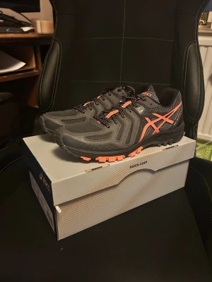 Asics skor - Säljer dessa helt nya asics sneakers, aldrig använda, med tags, box papper osv, storlek EU40,5, skorna är extremt bekväma, ny pris på dessa var 1199kr, perfekt för dig som gillar hålla på med idrotts aktiviteter! Pris kan diskuteras!! Tveka inte att skriva!!