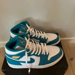 Nike Air Jordan 1 Mid Aquatone - Nike air jordan 1 mid i en aquatone oxh vit färgkombination. Skick 9/10 och väldigt sparsamt använda