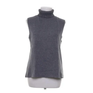 INTRESSEKOLL💕💕 - Snygg grå polotopp från Zara i ärmlös modell. Toppen har en hög, ribbstickad polokrage och är tillverkad i mjukt stickat material. Perfekt att styla med jeans eller kjol för en clean och trendig look.