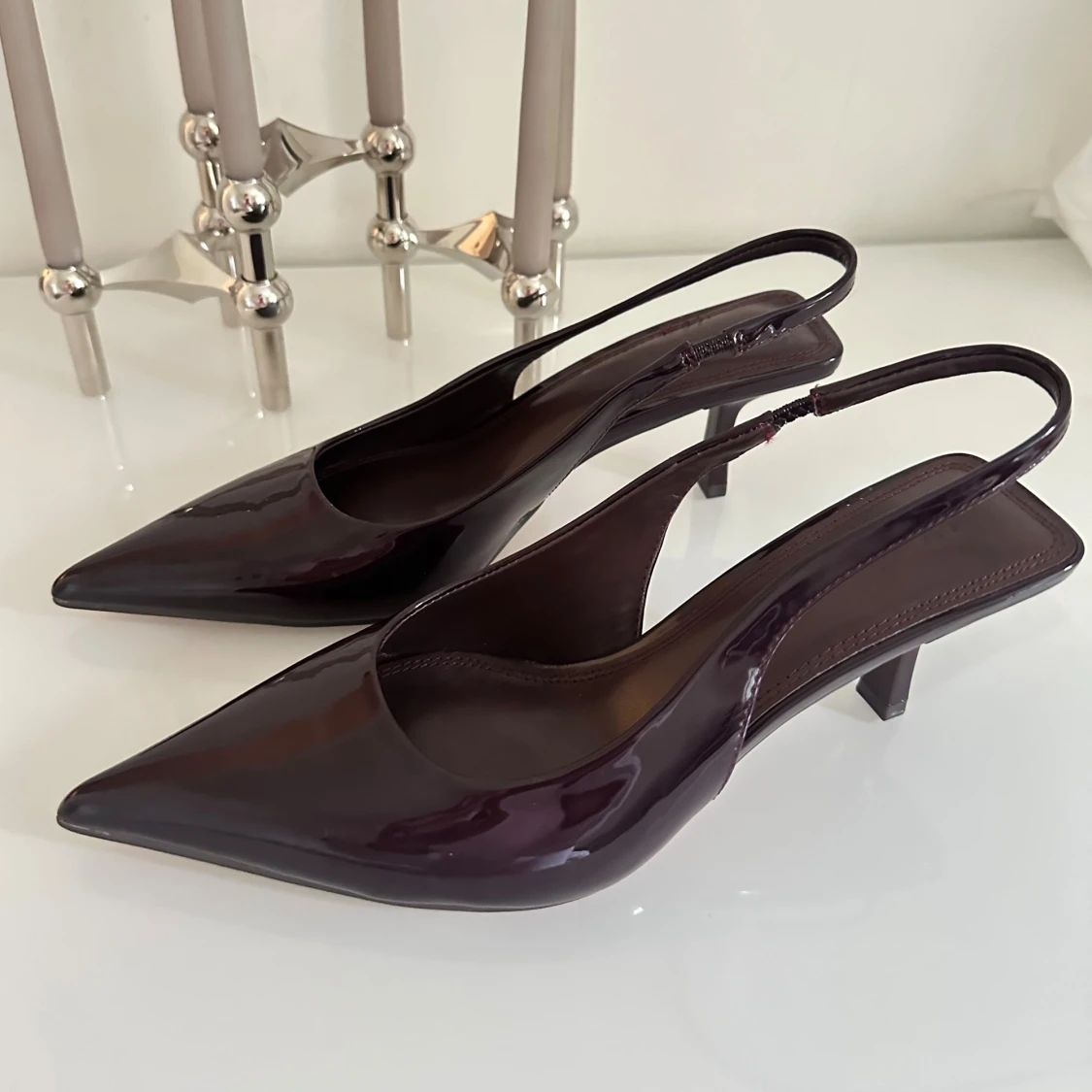 Burgundy sling-back pumps med spetsig tå
