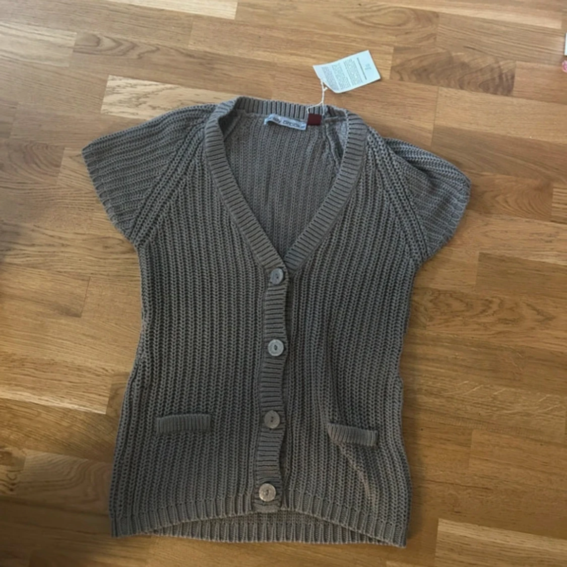 Grå stickad väst med knappar