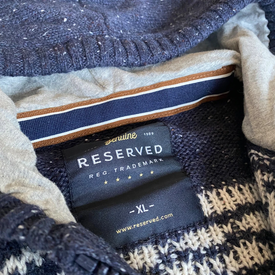 Mörkblå stickad hoodie från Reserved - 2
