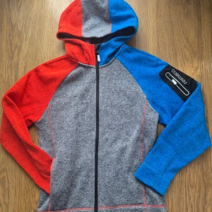 Fleecehoodie från Reima - Säljer en fleecehoodie/jacka från Reima i storlek 152. Mycket fint skick! Hel dragkedja framtill och en mindre ficka på överarmen. 