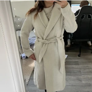 Beige kappa med bälte - Säljer en gräddvit kappa från hm!😍