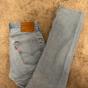 Levis 501 - Säljer dessa snygga 501 Levis Jeans i en fin washed färg med en rak passform. Storleken är W28 L32 men de har förkortats. Används några gånger men har inga fläckar eller hål. Ytterbenslängd: 95 cm Midja: 38 cm. Om det finns några frågor eller prisförslag är det bara att skriva. 