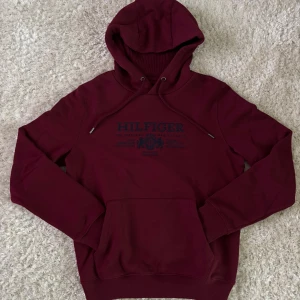 Tommy Hilfiger hoodie - Säljer denna super sköna Tommy hoodie som är i bra skick 9/10. Köpte hoodien för 1799kr därav säljer jag den för 1100kr. Skriv vid minsta fundering!! 
