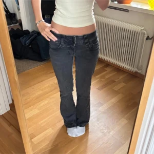 Mörkgrå bootcut jeans låg midja - Snygga mörkgrå jeans med bootcut och låg midja 🥰 