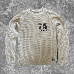 Beige stickad tröja  - Unik och stilren. Perfekt nu i höst/vinter, mycket bra skick. Skriv vid fundering 🤩✌️