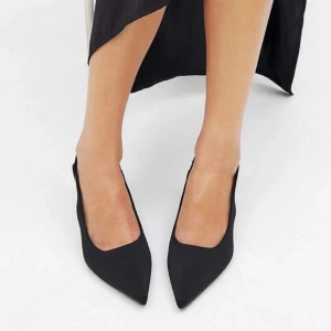 Basic pumps med stilettklack - Svarta slingbacks. Sparsamt använda. Nypris 499kr. 