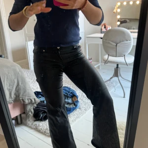 Only lågmidjade skinnbyxor - Säljer dessa trendiga och helt slutsålda oäkta skinnbyxor. Använda men i bra skick. Storlek: XS längd 30