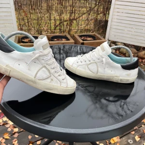 Philippe Model Skor - Bra skick, endast små slitage. Allmänt en sliten design och använd design på skon så inget man märker av. Hör av er vid funderingar!!