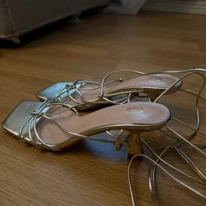 Guldiga klackar med snörning  - Jätte fina men aldrig använt 