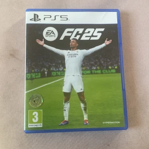 EA Sports FC 25 PS5 - EA Sports FC 25 till PlayStation 5. Fysiskt exemplar med originalfodral och skiva i mycket gott skick. Upplev den senaste fotbollsspelupplevelsen med Hypermotion-teknik och över 25 ligor. Perfekt för fotbollsfans och samlare.
