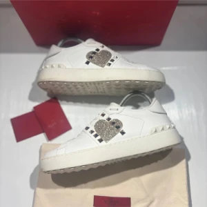 Valentino skor - Hej! Säljer nu mina skor från märket Valentino, storlek 37 bra skick, allt på bilden ingår. Tveka inte på att höra av dig om du har frågor eller funderingar kring skorna! 