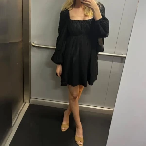 Miniklänning i urringad modell - Miniklänning från Finder’s keeper. 