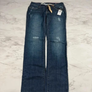 Lågmidjade jeans - Mörkblå Zoo York jeans med straight passform och låg midja. Jeansen har slitna detaljer och klassiska fem fickor, snygg tvätt och diskreta detaljer för en cool look. Perfekta för dig som gillar en avslappnad men trendig stil. De ser mer utsvängda ut på bilden än vad de är, skulle säga att de mer raka beroende på hur stora vader man har. Dessutom ser de väldigt långa ut men passar bra på mig som är 165 cm lång. Midjemått rakt över är 37–38 cm, innerbenet är 79 cm och midjehöjd är 21.