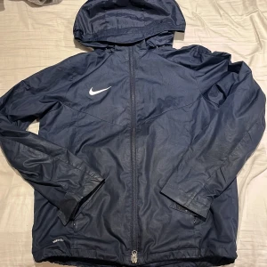 Mörkblå Nike vindjacka  - Nike windbreaker i nyskick, Storlek Xs eller XL barn, passar den som är 170 och neråt. Vid minsta lilla fundering hör gärna av dig! 