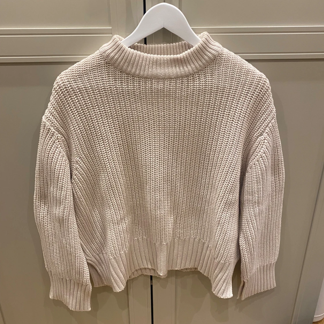 Beige stickad tröja från Gina Tricot