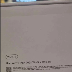 iPad Air 11-inch (M3) Wi-Fi + Cellular 256GB - Samt kvitto och box finns till Säljer en iPad Air 11-tum (M3) med 256GB lagring och Wi-Fi + Cellular. Enheten är i mycket fint skick, inga synliga repor eller skador. Levereras med originalkartong. Perfekt för både arbete och underhållning med kraftfull prestanda och lång batteritid.
