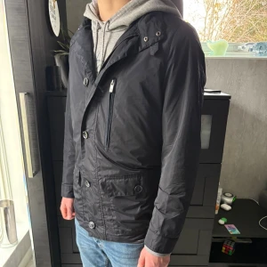 Massimo dutti field jacket - Säljer denna Massimo dutti field jacket | Storlek M | Nypris 1599 | Skick 8/10 | hör gärna av dig vid minsta fråga ✅
